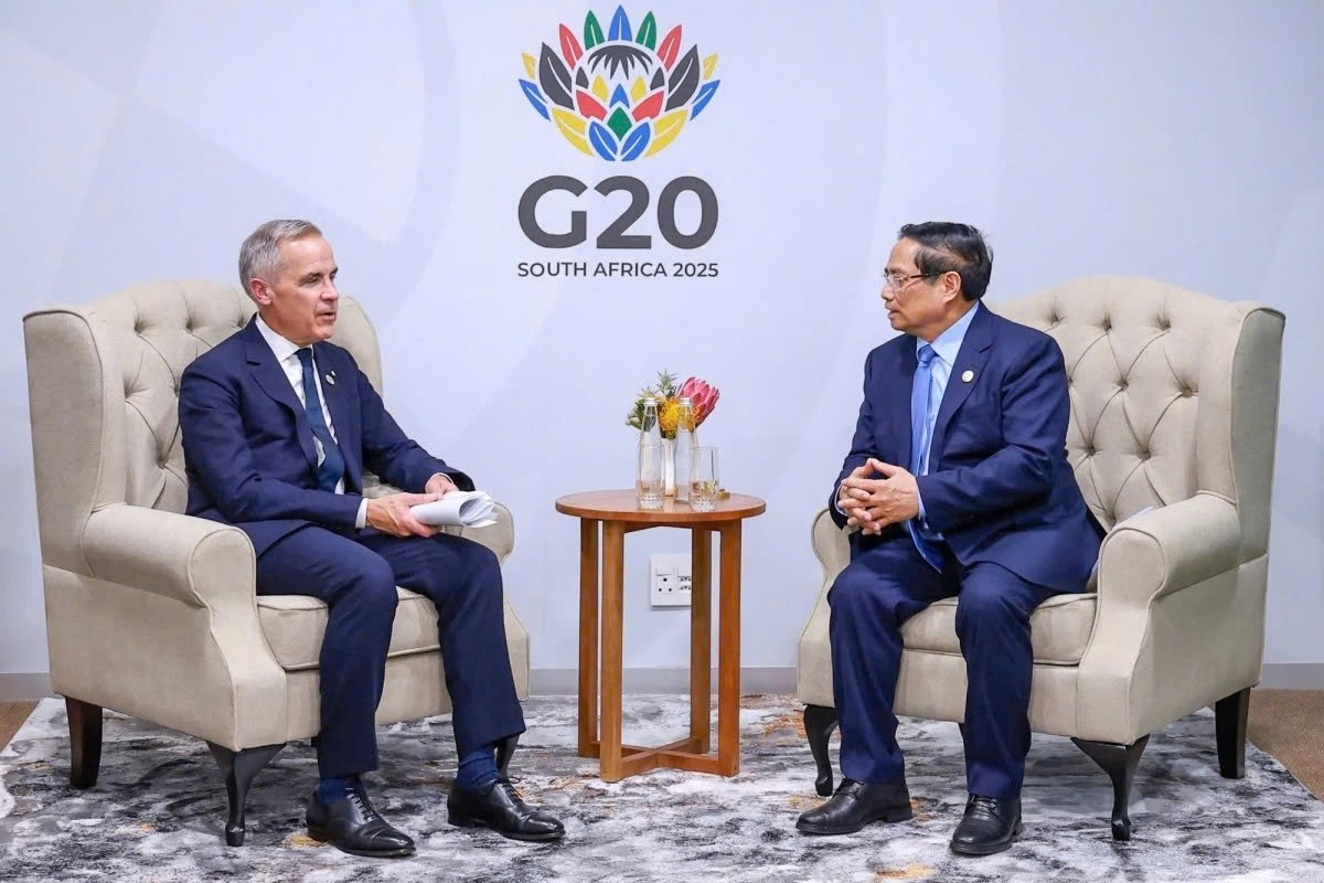 Vietnamese Prime Minister Pham Minh Chinh (R) and Canadian Prime Minister Mark Carney during their meeting in South Africa, onthe sidelines of the G20 Summit