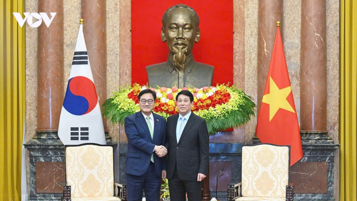 Vietnamese State President Luong Cuong (R) and Speaker of the National Assembly of the Republic of Korea (RoK) Woo Won-shik, during their meeting in Hanoi on November 21