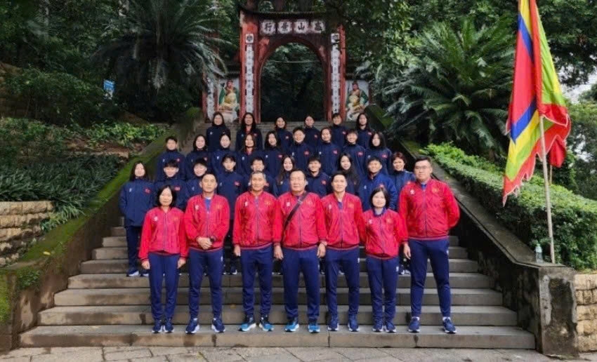 Head coach Mai Đức Chung and his players of the national women’s team offer incense at the Hung Kings Temple Complex to commemorate the founders of the Vietnamese nation on November 19 ahead of their departure