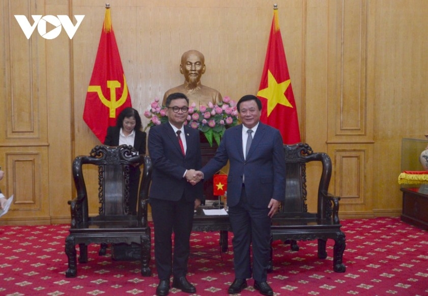  President of the Ho Chi Minh National Academy of Politics and Chairman of the Central Theory Council Professor  Dr. Nguyen Xuan Thang welcomes LEMHANNAS Chairman Dr. Ace Hasan Syadzily.
