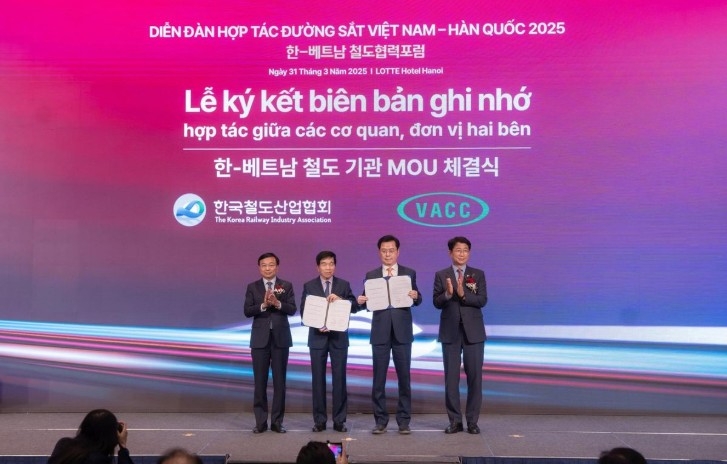 At a signing ceremony for a memorandum of understanding for railway cooperation between RoK and Vietnam held in Hanoi on March 31 (Photo: Yonhap)
