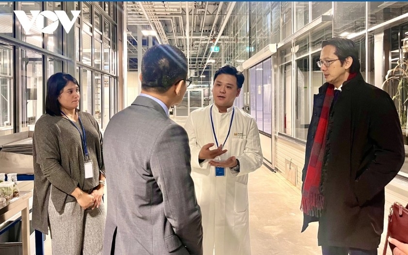 Ambassadors Do Hung Viet and Vu Le Thai Hoang visit IAEA laboratories