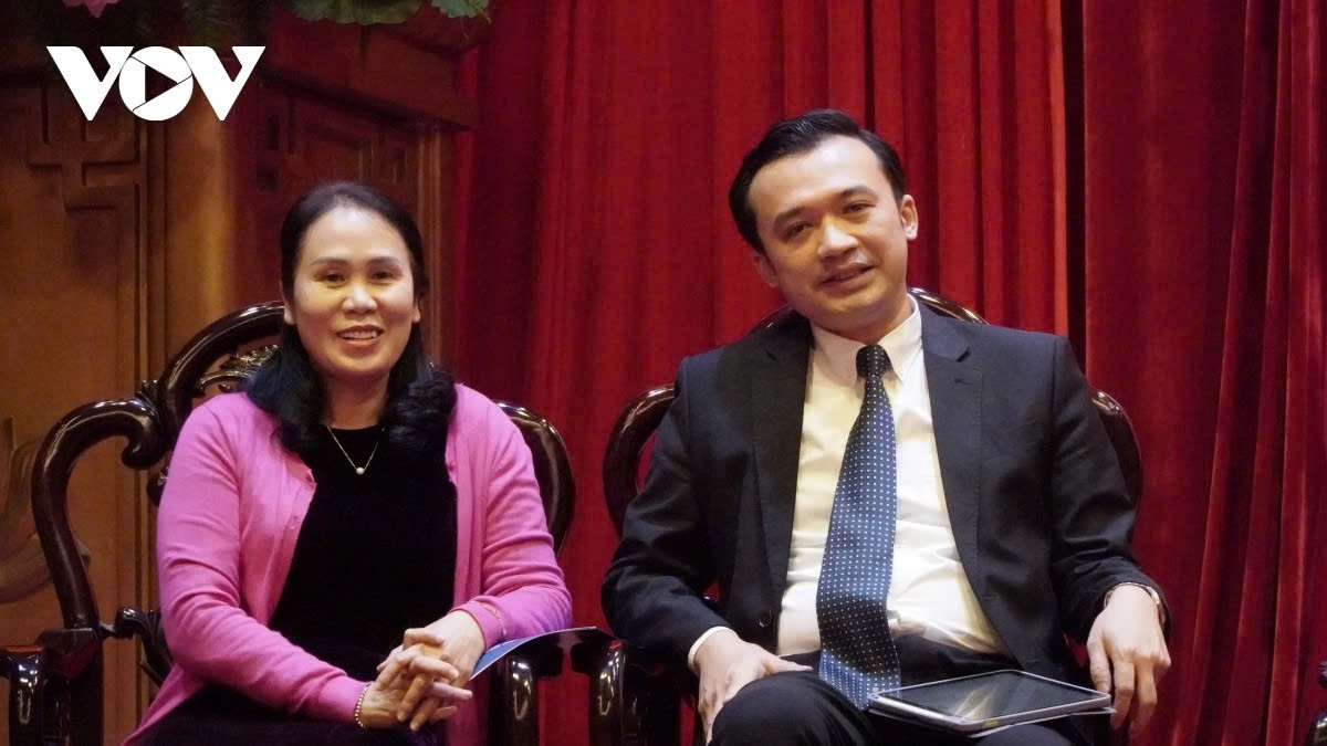 Associate Professor Dr. Phan Minh Duc (R), Deputy Head of the Department of Science Management and International Cooperation at the Academy of Journalism and Communication, highlights the importance of Resolution No. 57 of the Party Central Committee, affirming the critical role of innovation, digital transformation, and scientific and technological advancement as driving forces for modern productive capacity