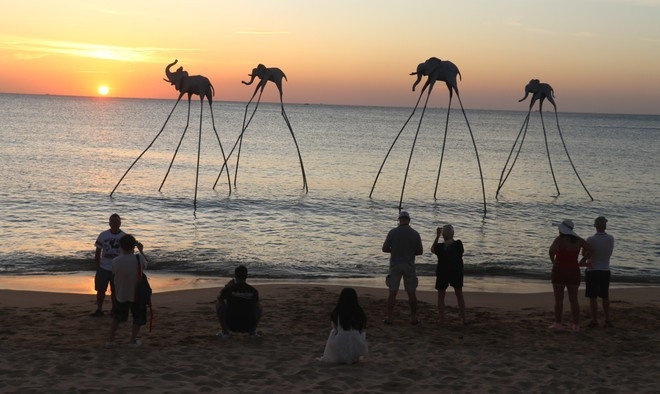 Tourists watch the sunset on Bai Truong, Phu Quoc island, Kien Giang province (Photo: VNA)