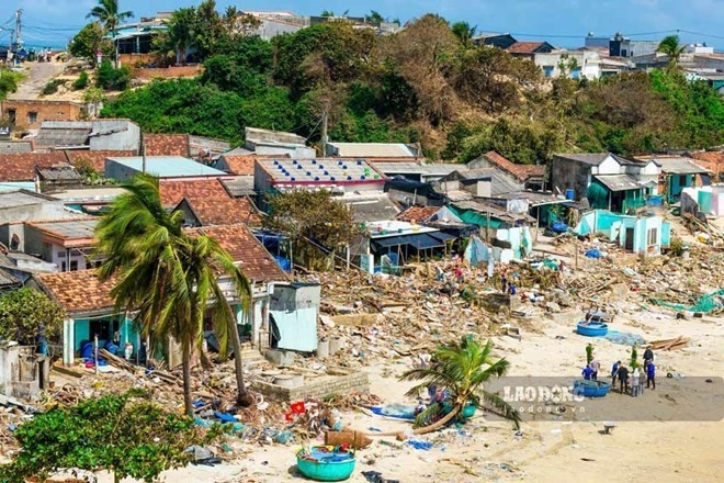 Xuan Thanh Beach in Phu My Dong commune, Gia Lai province, is devastated after Typhoon Kalmaegi (Storm No. 13). (Photo: Lao dong Newspaper)