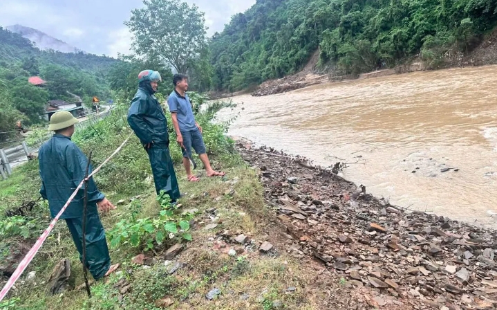 Militia and security forces guard the site where the bomb is found in Tuong Duong Commune (Photo: vtv.vn)