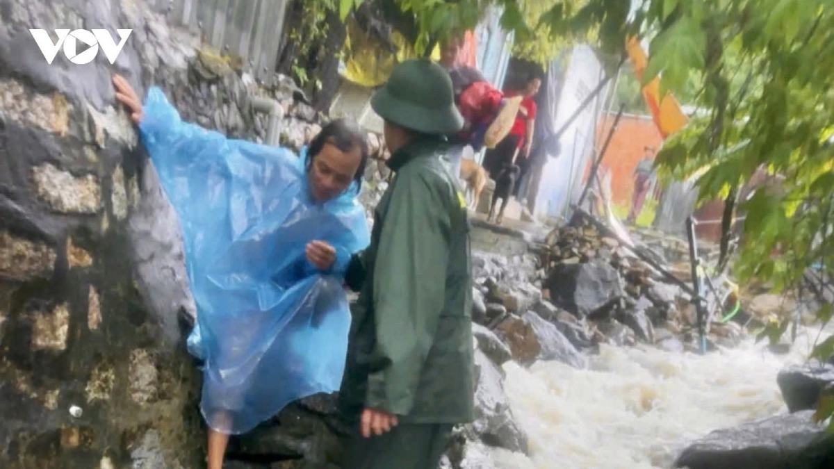 Border guards in Khanh Hoa province assist local people with evacuation from flood-prone areas
