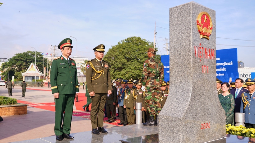 General Phan Van Giang, Vietnam’s Minister of National Defence, and General Tea Seiha, Deputy Prime Minister and Minister of National Defence of Cambodia, at Border Marker 171 at Bavet International Border Gate (Cambodia) (Photo: VNA)