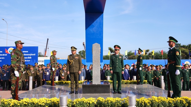 General Phan Van Giang, Vietnam’s Minister of National Defence, and General Tea Seiha, Deputy Prime Minister and Minister of National Defence of Cambodia, witness a joint patrol between the two countries’ border forces. (Photo: VNA)