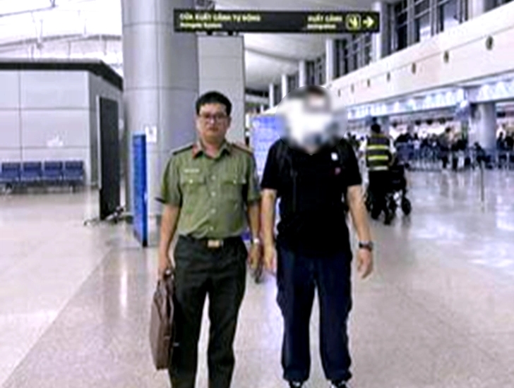 Dong Thap immigration office deports Chinese national in violation at Tan Son Nhat International Airport (Photo: A.X/tuoitre.vn)