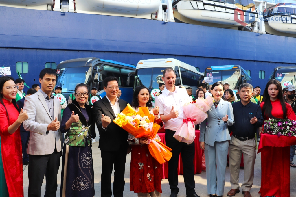 Quang Ninh on November 14 welcomes the China-flagged Blue Dream Melody with over 1,100 passengers on board. (Photo: Quang Ninh Media Group)