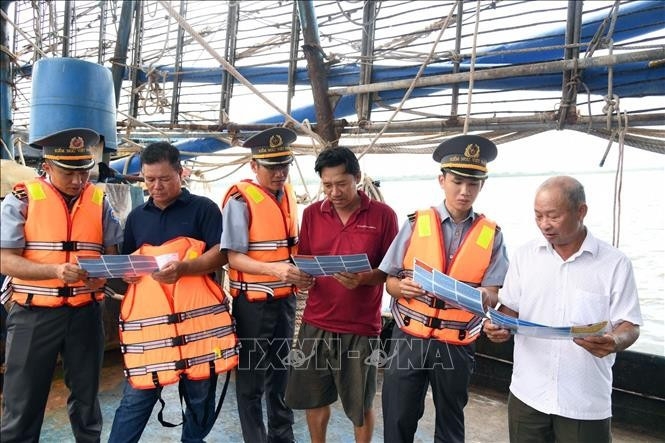 Fisheries resources surveillance officers disseminate anti-IUU fishing regulations to fishermen at the An Hoa fishery port in Da Nang city.