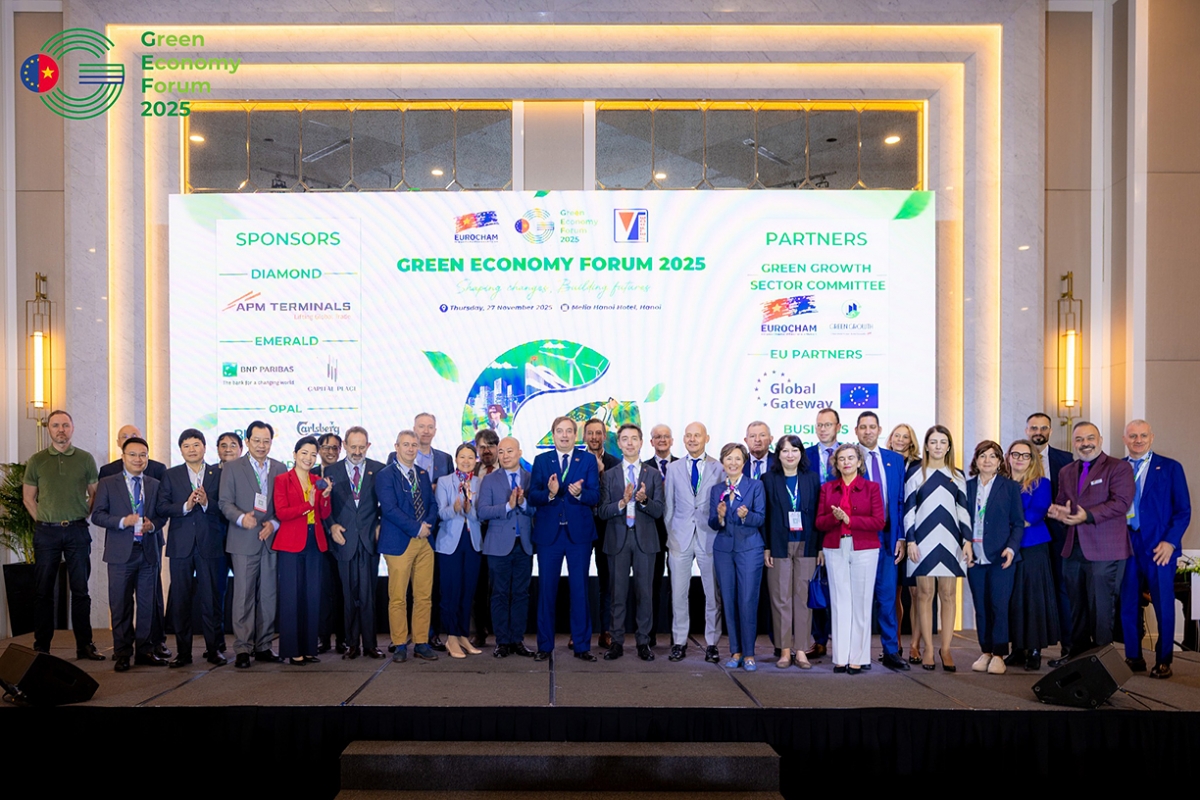 Delegates at the Green Economy Forum 2025 in Hanoi pose for a group photo