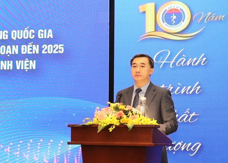 Deputy Minister of Health Tran Van Thuan speaks at a national conference in Hanoi on November 25 to review ten years of implementing the National Action Programme on enhancing healthcare quality management through 2025. (Photo: MoH)