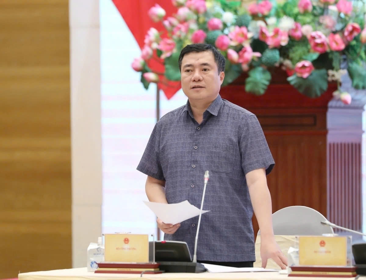 Deputy Minister of Industry and Trade Nguyen Sinh Nhat Tan speaks at a regular Government press briefing in Hanoi on November 8