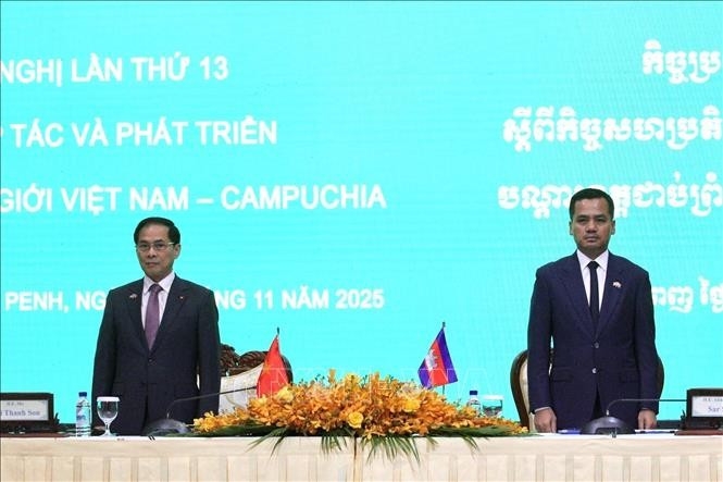 Deputy Prime Minister Bui Thanh Son makes a courtesy call on Cambodian Prime Minister Samdech Thipadei Hun Manet on November 28, 2025. 