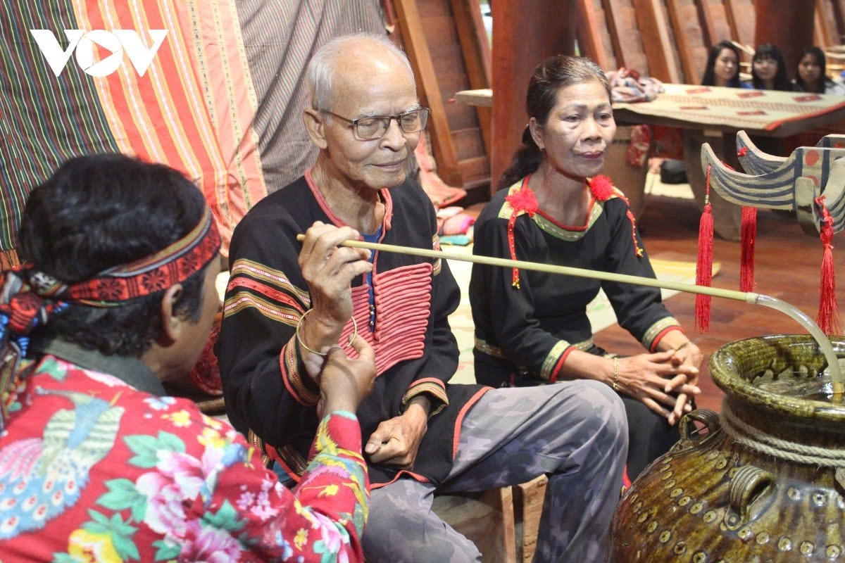 In the first part, the shaman conducts a ritual at the eastern window, notifying the gods and ancestors that the family has completed their new house and requesting their permission to move in. The house’s owner then offers prayers for health, prosperity, and happiness.