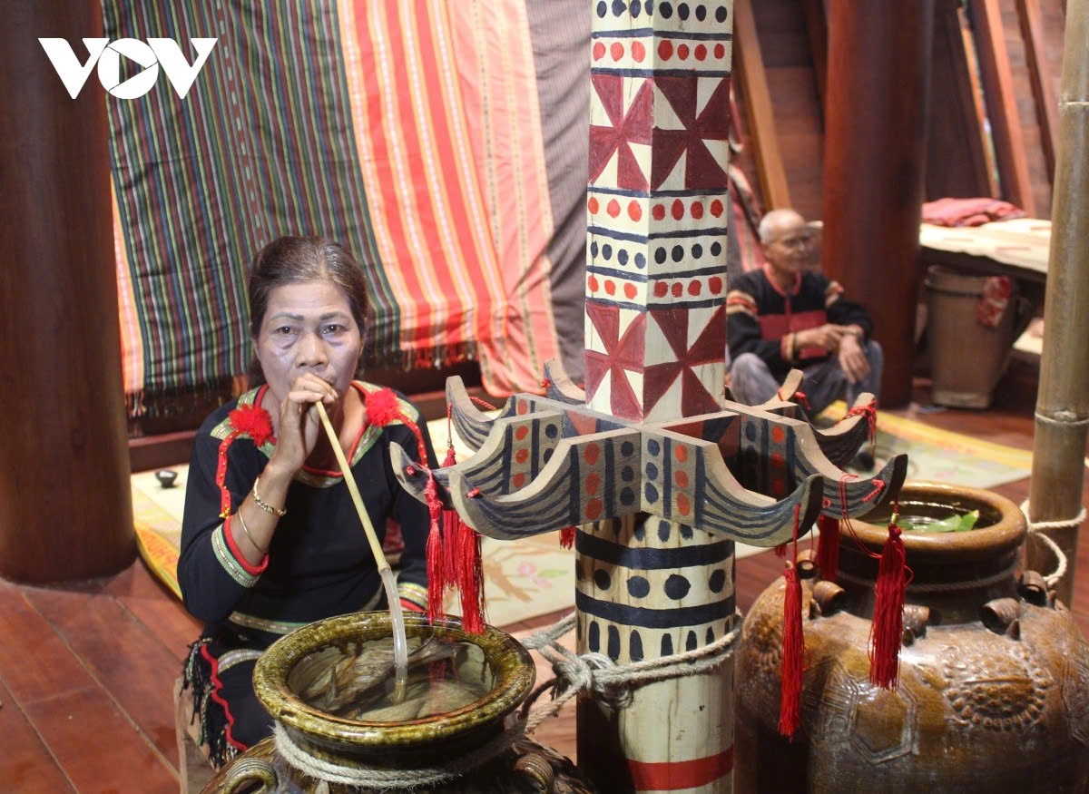 In the second part, the shaman and the house’s owner present a tray to the ancestors. They then drink wine and wear copper bracelets while praying for health and prosperity.