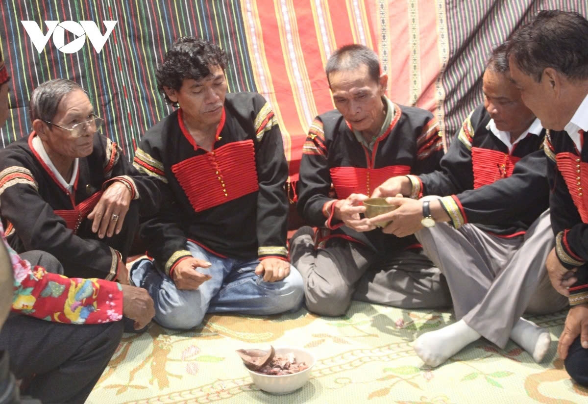 Guests are invited to drink under the guidance of the dam dei, who is responsible for overseeing the wine barrel. Afterwards, participants are treated to a celebratory meal with the house owner to mark the occasion of the new house.