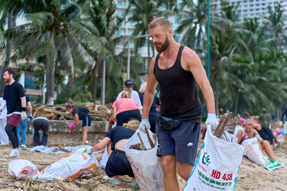 Russian tourist Evgenii Smirnov shares that he has a deep love for the sea. After witnessing the damage caused to the coastal city, he feels compelled to contribute in his own small way to help Nha Trang’s beaches return to their clean and pristine state as quickly as possible.