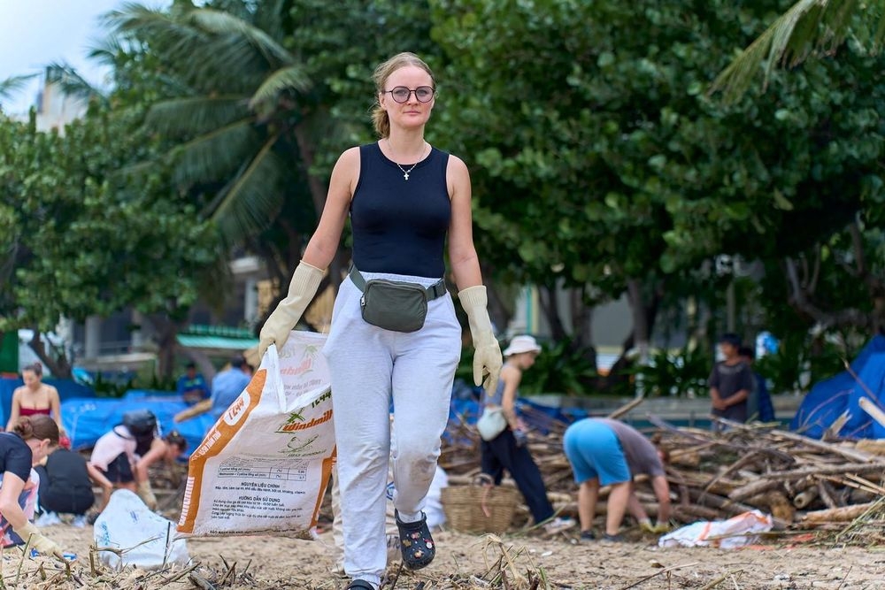 Meanwhile, an Australian tourist notes that she loves the ocean and does not want to see it polluted. Picking up trash may be a small act, she stresses, but it’s necessary to protect the environment and preserve the beauty of this place.