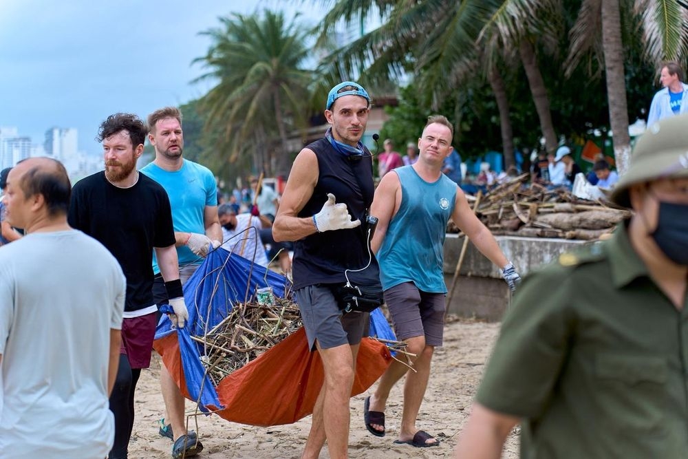 The atmosphere on the beach is vibrant. People work swiftly, helping one another as they strive to finish the cleanup quickly and restore the area’s natural beauty.