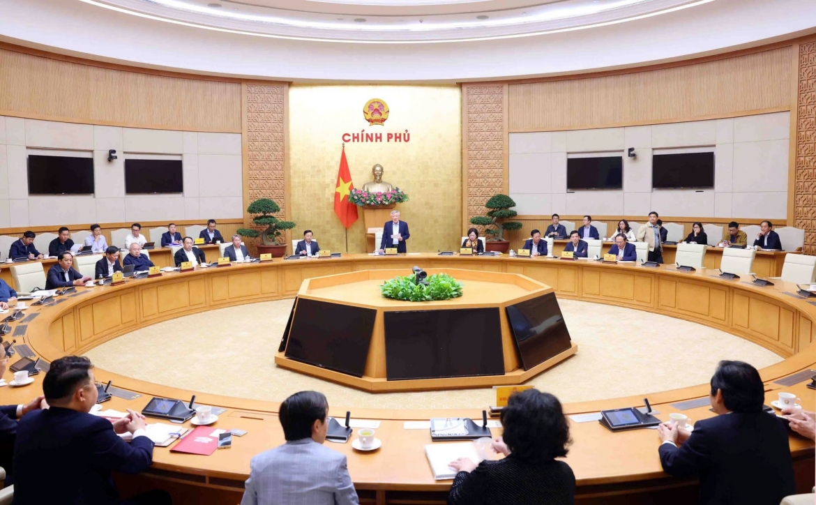 Government leaders meet with representatives of relevant ministries and five businesses wishing to invest in the ​North–South high-speed railway project. (Photo: VGP)