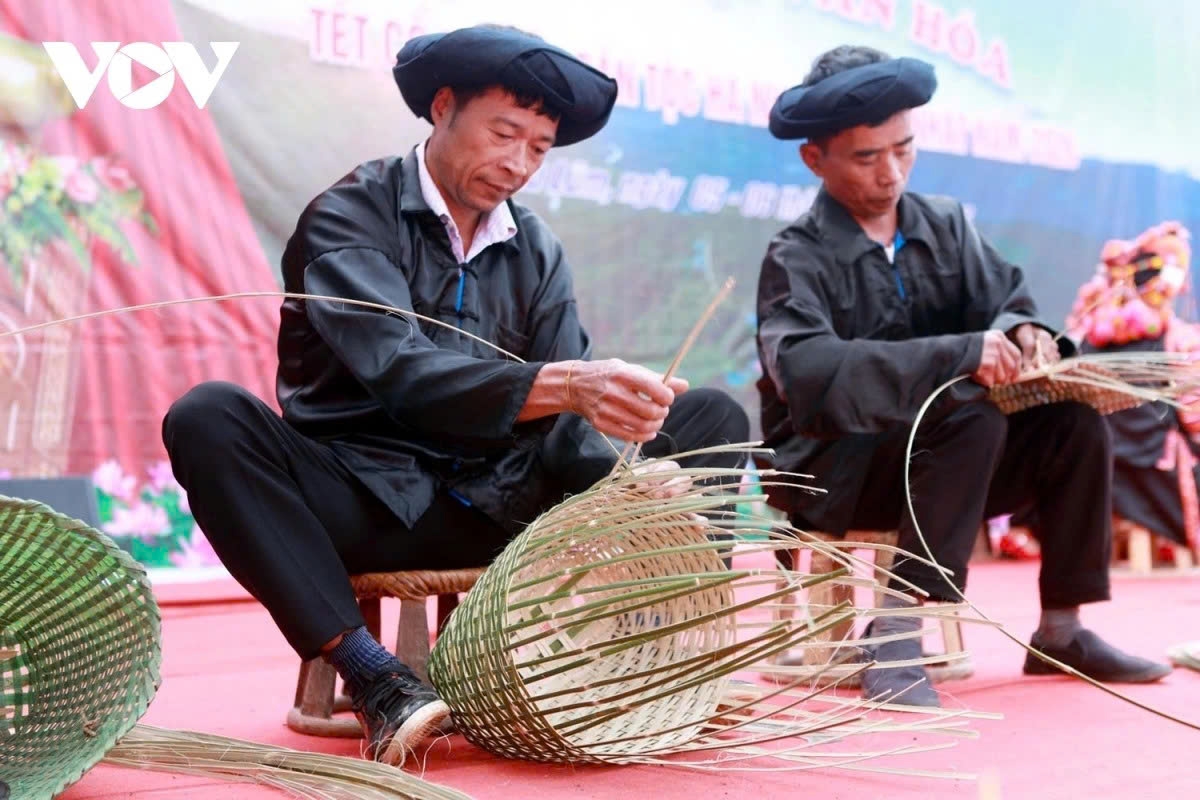 Men of the Ha Nhi ethnic people showcase their skills by weaving bamboo and rattan crafts at the beginning of the year