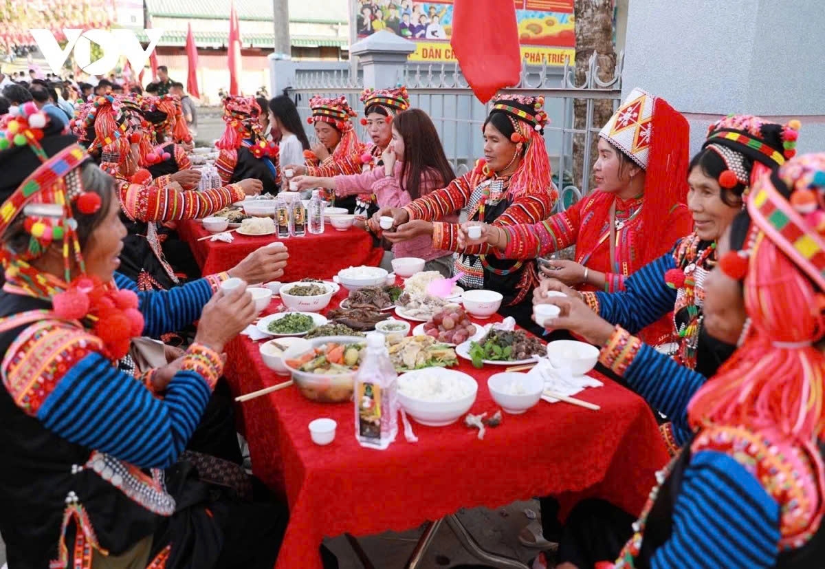 Local women prepare a variety of traditional dishes to welcome guests, showcasing the rich culinary heritage of their community