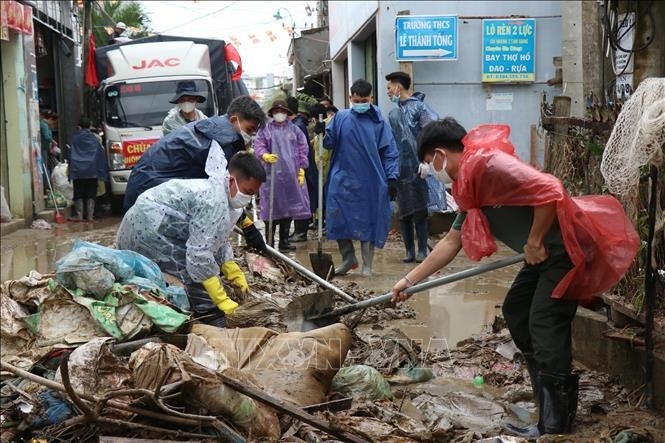Armed forces help people clean up the environment to soon stabilise life after severe floods in Dak Lak province.