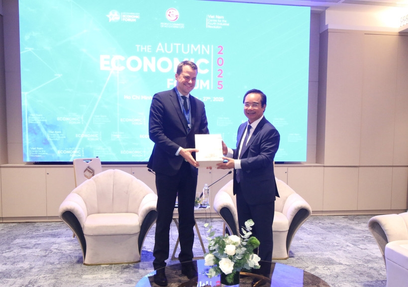 Chairman of the Ho Chi Minh City People’s Committee Nguyen Van Duoc (R) meets with Stephan Mergenthaler, Managing Director of the World Economic Forum (WEF), on November 25. (Photo: VNA)