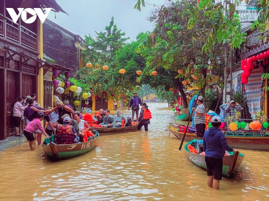 Amid the floods, numerous foreign tourists rent boats to observe the water level rise.