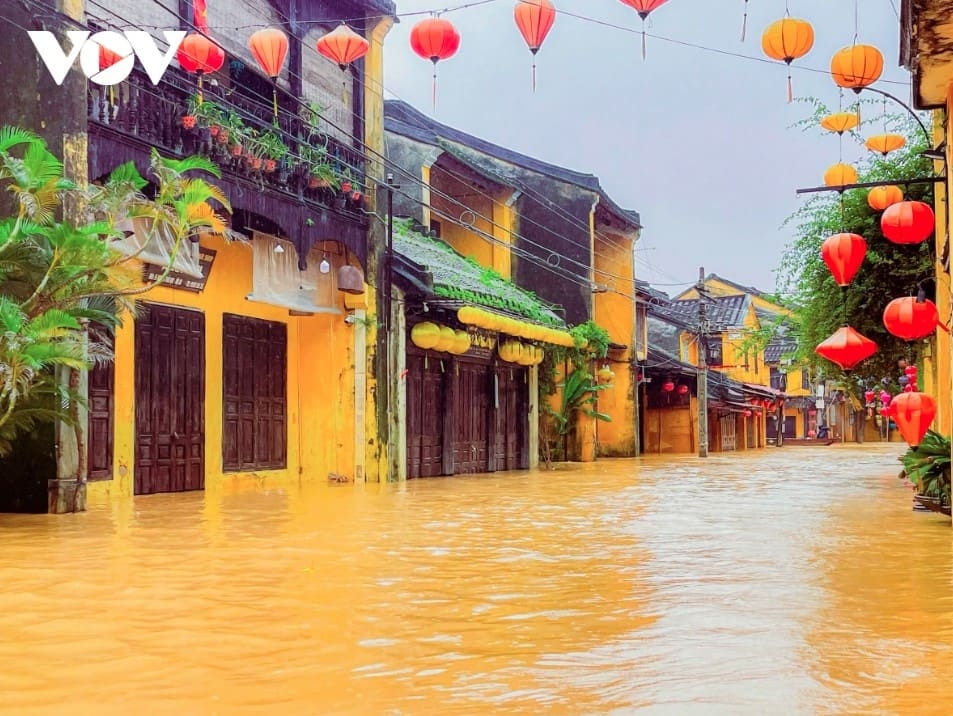 The Hoi An Ward People’s Committee issues warnings about flooded zones and restricted public access.