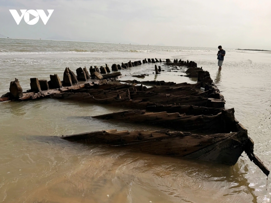 Centuries-old shipwreck resurfaces off Hoi An coast after typhoon