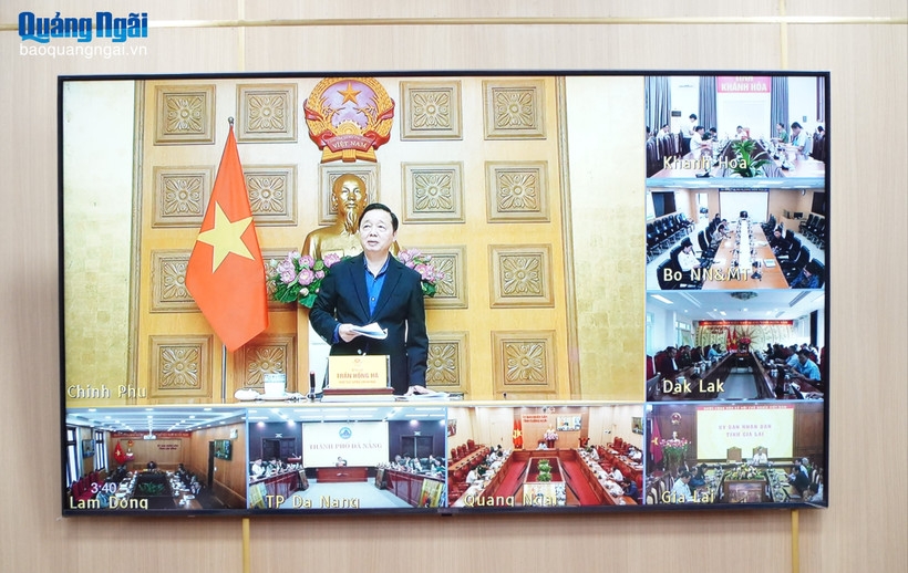 Deputy Prime Minister Tran Hong Ha speaks at the online meeting with leaders of provinces and cities regarding emergency response efforts to the 15th storm.