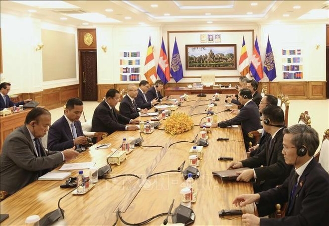 An overview of the meeting between President of the Cambodian Senate and President of the Cambodian People's Party (CPP) Samdech Techo Hun Sen and Deputy Prime Minister Bui Thanh Son.