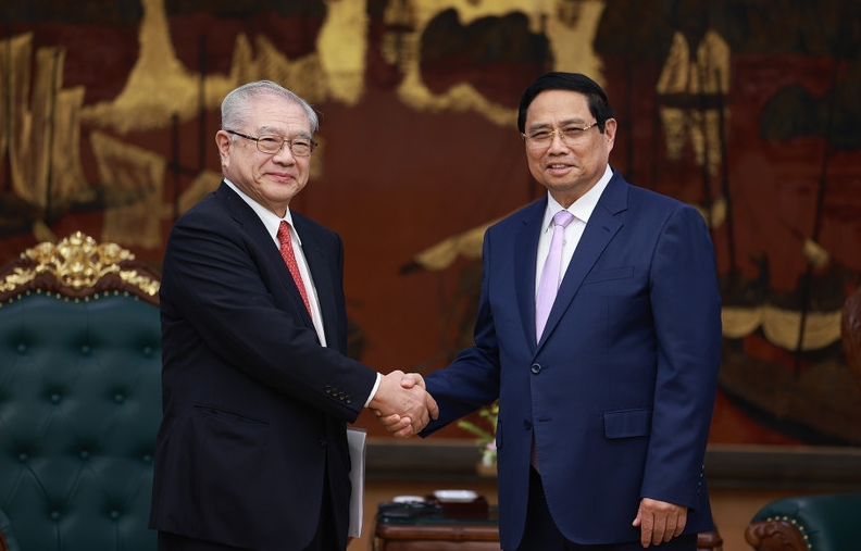 PM Pham Minh Chinh (R) and President of Japan - Vietnam Friendship Association Nishimura Teiichi (Photo: VNA)