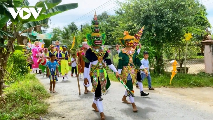 Performers wear masks at a Khmer festival. (Photo: Thach Tra Vinh/ VOV-Mekong Delta)