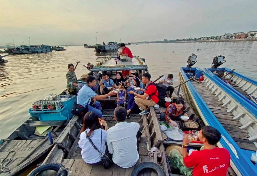 Tourists explore local cuisine at the Long Xuyen floating market. (Photo: vneconomy.vn)