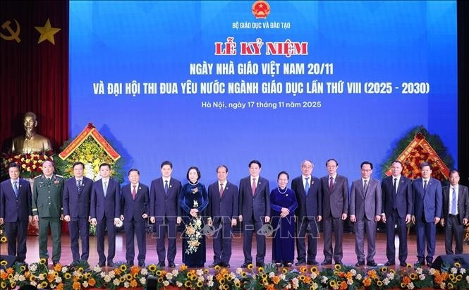 State President Luong Cuong (eighth from right) and other delegates at the ceremony to celebrate Vietnamese Teachers’ Day (November 20) and the 8th Patriotic Emulation Congress of the education sector.