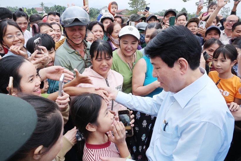 State President Luong Cuong visits local residents in Go Noi commune in the central city of Da Nang.