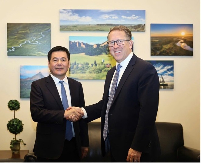 Minister of Industry and Trade Nguyen Hong Dien and US Congressman Adrian Smith in Washington D.C. on November 13. (Photo: The Courtesy of MoIT)