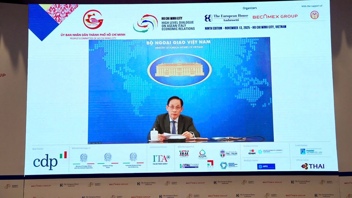 Minister of Foreign Affairs Le Hoai Trung of Vietnam delivers an opening speech via online. (Photo: thoibaonganhang)