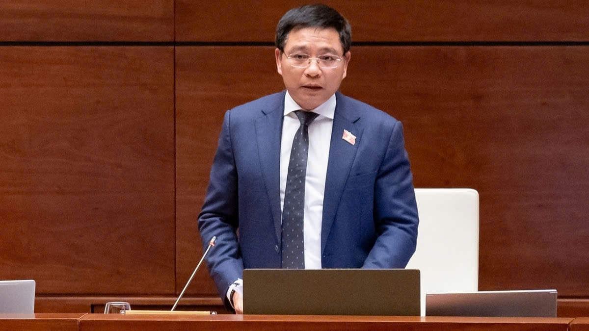 Minister of Finance Nguyen Van Thang makes an explanation at the ongoing session of the National Assembly in Hanoi on November 12