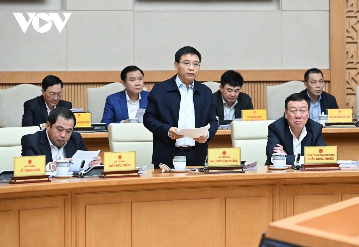 Minister of Finance Nguyen Van Thang presents a report on the country's scoio-economic performance in October and the first 10 months of the year