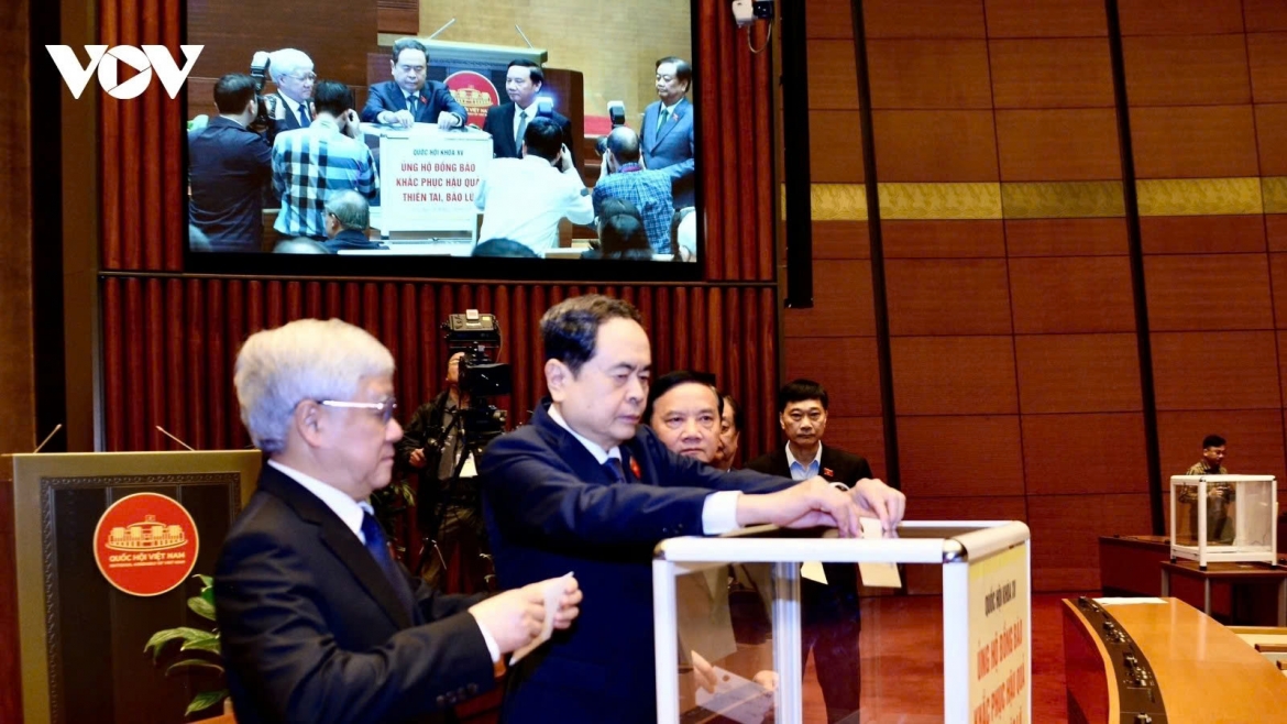 National Assembly leaders and deputies raise funds in support of the flood victims