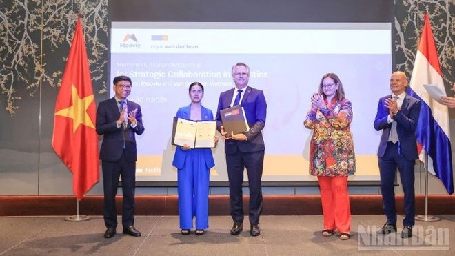 Vietnam Maritime and Waterways Administration and STC B.V. Company (STC Next) sign a Memorandum of Understanding on training cooperation in the field of maritime and inland waterways. (Photo: nhandan.vn)