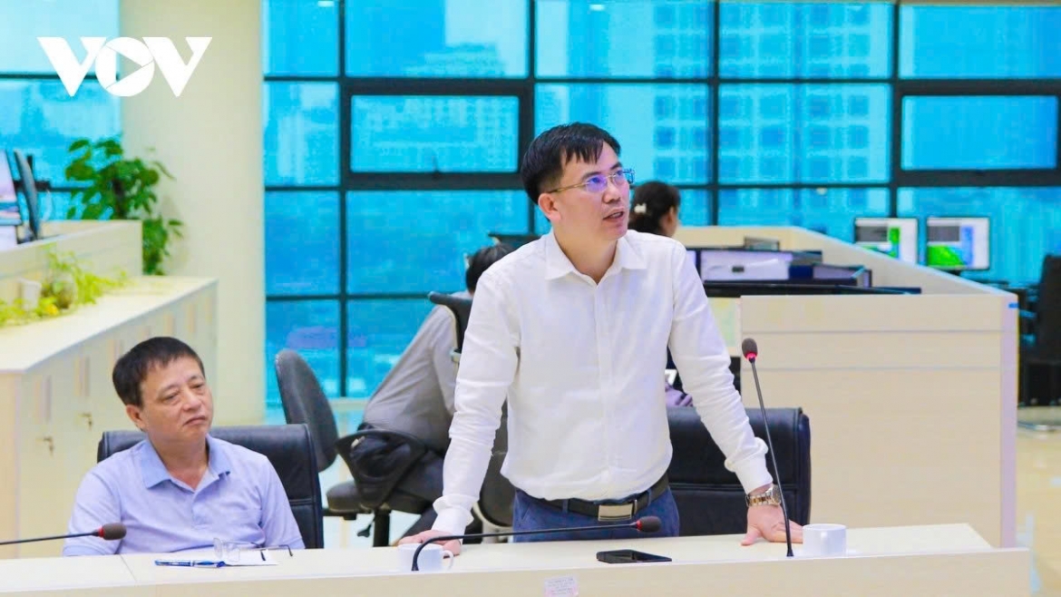 Nguyen Van Huong, head of the Weather Forecasting Department at the National Centre for Hydro-meteorological Forecasting explains why floods keep rising and falling