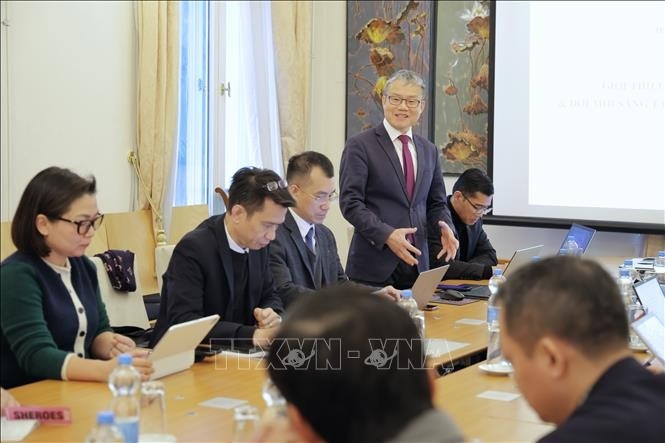 Prof. Dr. Sci. Nguyen Xuan Thinh of TU Dortmund University, who is also Acting President of the Union of Vietnamese Associations in Germany and Chairman of the Vietnam–Germany Innovation Network (VGI), speaks at the event.