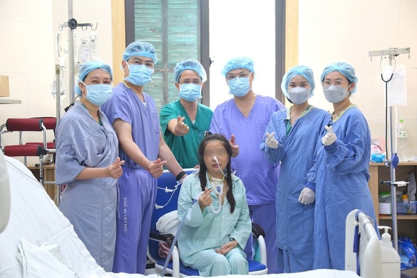 Doctors and nurses of Viet Duc University Hospital are with the patient who receives the first simultaneous heart-lung transplant in Vietnam. (Photo: Provided by the hospital)